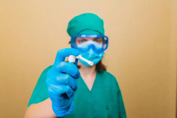 Doctora Traje Verde Guantes Máscara Azul Gafas Protectoras Con Spray —  Fotos de Stock