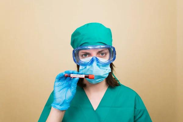 Doctora Traje Verde Guantes Azules Sostiene Tubo Prueba Con Sangre —  Fotos de Stock