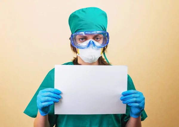 Médico Femenino Infeliz Traje Verde Guantes Máscara Azul Gafas Protectoras —  Fotos de Stock
