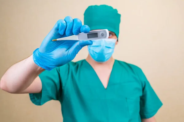 Doctor Traje Verde Guantes Máscara Azul Gafas Protectoras Contermómetro Mano —  Fotos de Stock