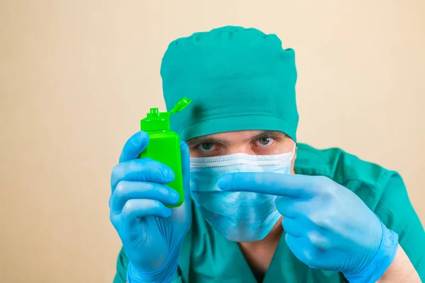Botella Antiséptica Verde Manos Doctor Traje Verde Guantes Máscara Azul —  Fotos de Stock