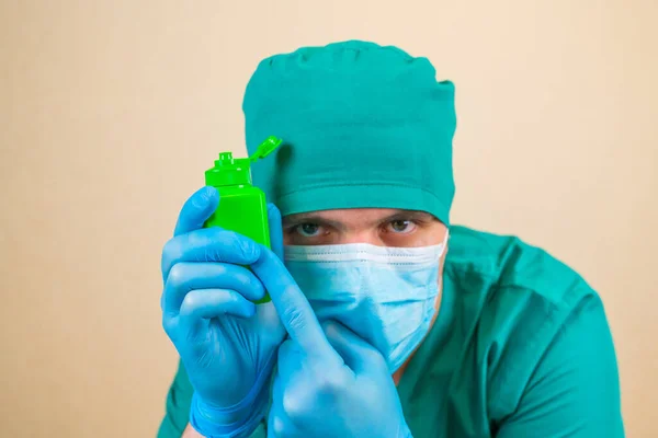 Botella Antiséptica Verde Manos Doctor Traje Verde Guantes Máscara Azul —  Fotos de Stock