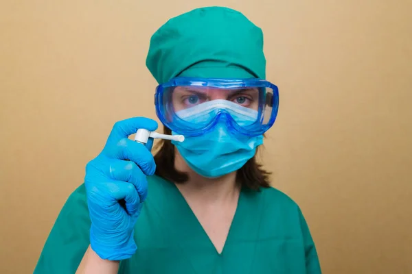 Yeşil Takım Elbiseli Mavi Maskeli Koruyucu Gözlüklü Elinde Antibakteriyel Sprey — Stok fotoğraf