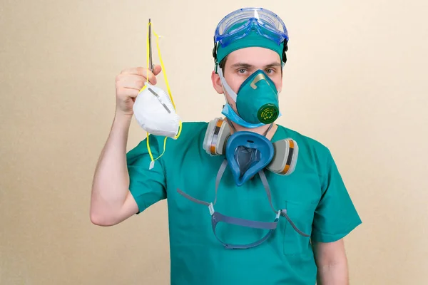 Yeşil Takım Elbiseli Solunum Maskeli Doktor Beyaz Tıbbi Solunum Maskesi — Stok fotoğraf