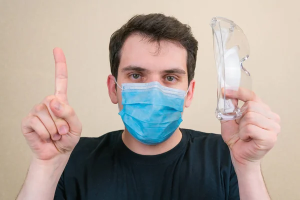 Ung man i medicinsk mask — Stockfoto