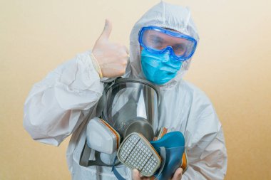 Beyaz koruyucu giysili erkek doktor.