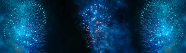 Niebieskie fajerwerki z dymem na niebie miasta — Zdjęcie stockowe