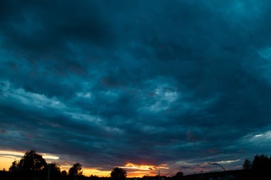 Günbatımı gökyüzü mavi ve sarı