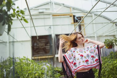 Çiçek bahçesinde çiçek açan bir kadın