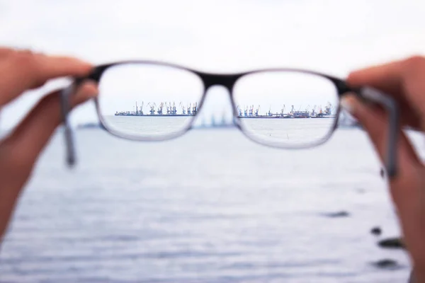 Una Mirada Mar Través Las Lentes Las Gafas —  Fotos de Stock