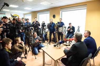 19.02.2018. Riga, Letonya. Jekabs Straume, bozulması önleme ve mücadele Bürosu (Knab) ve caner Grisins, eyalet polisi hakkında basın toplantısında Merkez ceza polis bölümü başkanı başkanı