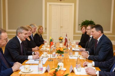 19.02.2018. Riga, Letonya. Letonya Cumhuriyeti Raimonds Vejonis toplantı başkanı H.E. Meclis Başkanı Seimas, Cumhuriyeti Litvanya Viktor Pranckietis ile