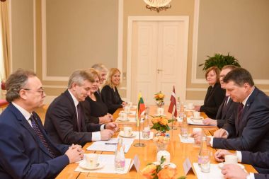 19.02.2018. Riga, Letonya. Letonya Cumhuriyeti Raimonds Vejonis toplantı başkanı H.E. Meclis Başkanı Seimas, Cumhuriyeti Litvanya Viktor Pranckietis ile