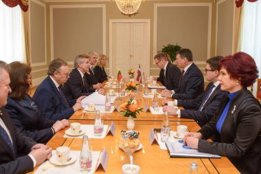19.02.2018. Riga, Letonya. Letonya Cumhuriyeti Raimonds Vejonis toplantı başkanı H.E. Meclis Başkanı Seimas, Cumhuriyeti Litvanya Viktor Pranckietis ile