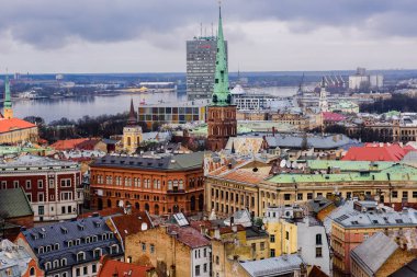 Letonya, Riga - 16 Şubat 2015: Riga şehrinin gündüz bulutlu gökyüzü altında havadan görünümü