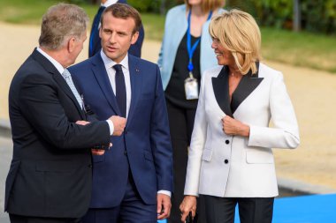 11.07.2018. Brüksel, Belçika. Emmanuel Macron, Fransa (C) Başkanı ve Brigitte Macron, Fransa 'nın First Lady' si. Dünya liderleri, 2018 Kuzey Atlantik Antlaşma Örgütü Zirvesi sırasında iş yemeğine geliyorlar.