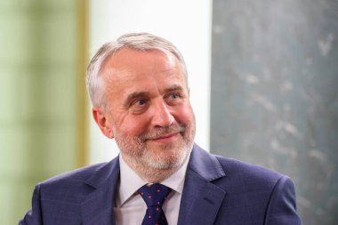 Riga, Letonya. 5 Eylül 2018. Letonya 'nın eski başbakanı Andris Skele, Letonya' nın eski başbakanları arasındaki tartışma sırasında. Bakanlar Kurulu.