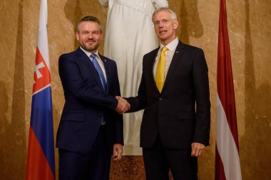 Riga, Letonya. 29 Kasım 2019. Krisjanis Karins (R), Letonya Başbakanı Peter Pellegrini (L) ile bir araya geldi. Bakanlar Kurulu, Letonya.