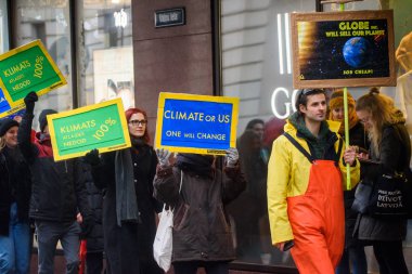 Riga, Letonya. 29 Kasım 2019. Riga, Letonya 'da 4. Küresel İklim Grevi ve Kara Cuma protestosu.
