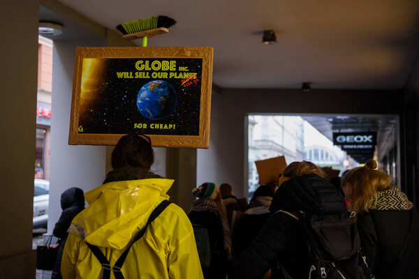 Рига, Латвия. 29 ноября 2019 года. Четвертая глобальная климатическая забастовка и протест в Черную пятницу в Риге, Латвия
.