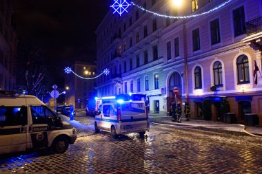 Riga, Letonya. 1 Aralık 2019. İtfaiyeciler ve polis, Letonya Parlamentosu üyesi Artuss Kaimins 'in evinin yandığı binanın yakınında acil durum kurtarma ekipleri..