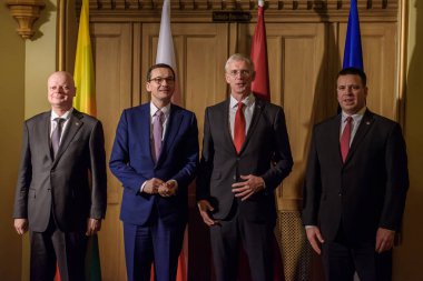 Riga, Letonya. 6 Aralık 2019. Saulius Skvernelis (L), Mateusz Morawiecki (soldan 2.), Krisjanis Karins (sağdan 2.), Juri Ratas (sağdan 1.), Baltık başbakanları ve Polonya başbakanı toplantısından önce. Küçük Birlik, Riga.