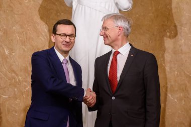 Riga, Letonya. 6 Aralık 2019. Krisjanis Karins (R) Letonya Başbakanı, Mateusz Morawiecki (L) Başbakanı ile görüşmeden önce el sıkışırken görülüyor. Bakanlar Kurulu, Riga.