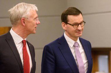 Riga, Letonya. 6 Aralık 2019. Letonya Başbakanı Krisjanis Karins (L), Polonya Başbakanı Mateusz Morawiecki (R) ile bir araya geldi. Bakanlar Kurulu, Riga.