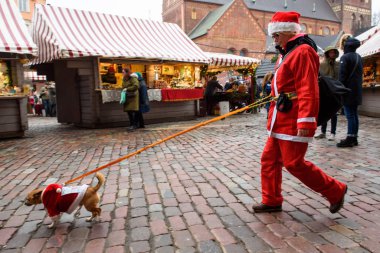 09.12.2018. Riga, Letonya. Letonya Riga 'da Noel Baba' nın Eğlence Koşusu Yardım Etkinliği.