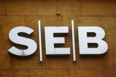 Riga, Letonya. 29 Kasım 2019. Seb Bankası 'nın logosu binanın üzerinde. Seb, kurumsal müşteriler, kurumlar ve özel kişiler için kurulmuş bir İsveç finans grubudur.