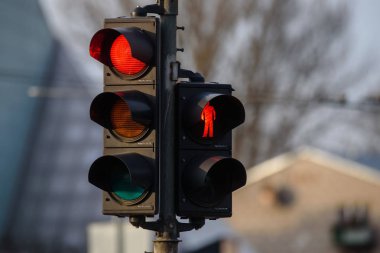 Riga, Letonya. 23 Kasım 2019. Trafik ışığı araçlar ve yayalar için kırmızı gösteriyor..