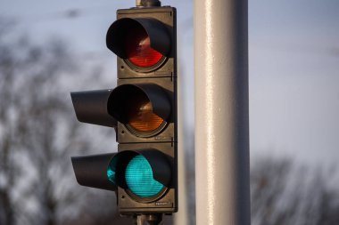 Riga, Letonya. 23 Kasım 2019. Trafik ışığı araçlar için yeşil ışık gösteriyor.