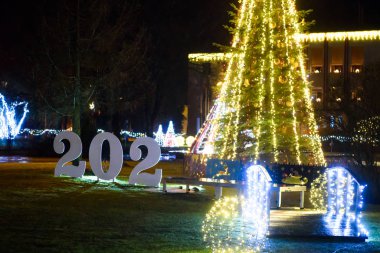 Gulbene, Letonya. 31 Aralık 2019. Yıl 2020 tabelası. Noel ağacının önünde 0 işareti var..