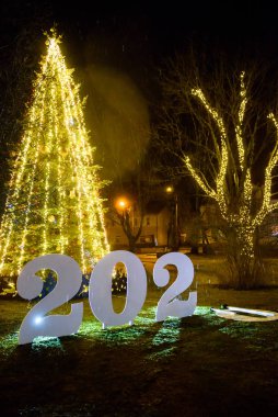 Gulbene, Letonya. 31 Aralık 2019. Yıl 2020 tabelası. Noel ağacının önünde 0 işareti var..