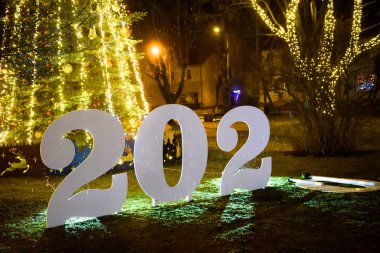 Gulbene, Letonya. 31 Aralık 2019. Yıl 2020 tabelası. Noel ağacının önünde 0 işareti var..