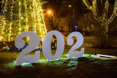 Gulbene, Letonya. 31 Aralık 2019. Yıl 2020 tabelası. Noel ağacının önünde 0 işareti var..
