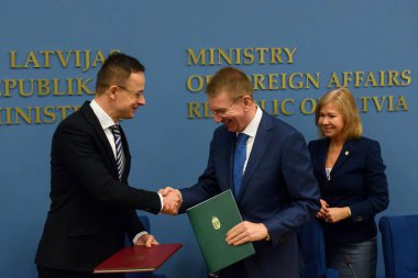 Riga, Letonya. 10 Ocak 2020. Bakanlar, Dışişleri Bakanı Peter Szijjarto, Macaristan ve Edgars Rinkeviç ve La Dışişleri Bakanı Peter Szijarto 'nun düzenlediği basın toplantısında Gelişmiş İşbirliği Anlaşması' nı imzaladılar.