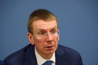 Riga, Letonya. 10 Ocak 2020. Letonya Dışişleri Bakanı Edgars Rinkeviç, Dışişleri Bakanı Peter Szijarto, Macaristan Dışişleri ve Ticaret Bakanı Edgars Rinkeviç ve Letonya Dışişleri Bakanı.