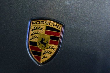 Riga, Letonya. 22 Ocak 2020. Porsche arabasının üzerinde Porsche şirketi logosu var. Porsche, yüksek performanslı spor arabalar, SUV ve sedan üreten bir Alman otomobil üreticisi..