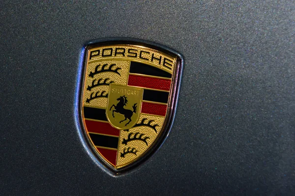 Riga, Letonya. 22 Ocak 2020. Porsche arabasının üzerinde Porsche şirketi logosu var. Porsche, yüksek performanslı spor arabalar, SUV ve sedan üreten bir Alman otomobil üreticisi..