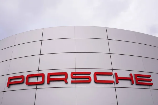 Riga Lettland Januari 2020 Porsche Företagets Logotyp Porsche Centrum Riga — Stockfoto