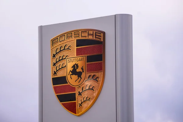 Riga Lettland Januari 2020 Porsche Företagets Logotyp Porsche Centrum Riga — Stockfoto