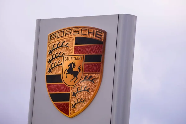 Riga Lettland Januari 2020 Porsche Företagets Logotyp Porsche Centrum Riga — Stockfoto