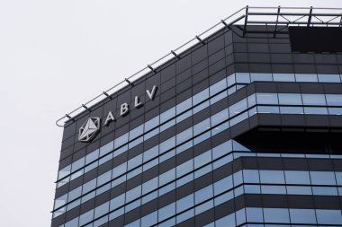Riga, Letonya. 28 Ocak 2020. Ablv Bank 'ın logosu bankanın binasında..