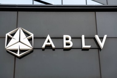 Riga, Letonya. 28 Ocak 2020. Ablv Bank 'ın logosu bankanın binasında..