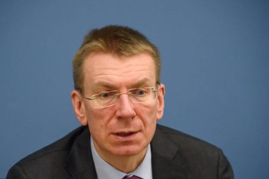 Riga, Letonya. 18 Şubat 2020. Gudlaugur Thor Thordarson 'un basın toplantısı, İzlanda Dışişleri Bakanı ve Edgars Rinkevic (bu fotoğrafta), Letonya Dışişleri Bakanı.