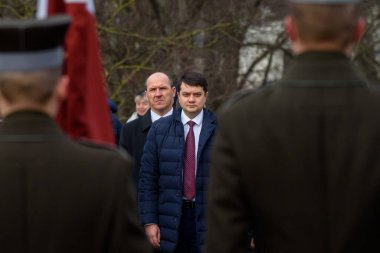 Riga, Letonya. 25 Şubat 2020. Letonya 'nın Riga kentindeki Özgürlük Anıtı' nda düzenlenen çiçek seremonisi sırasında, Letonya Meclis Başkanı Dmytro Razumkov, Verkhovna Rada ve Inara Murniece,.