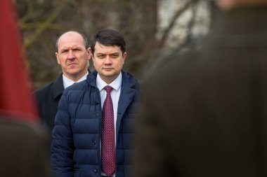 Riga, Letonya. 25 Şubat 2020. Letonya 'nın Riga kentindeki Özgürlük Anıtı' nda düzenlenen çiçek seremonisi sırasında, Letonya Meclis Başkanı Dmytro Razumkov, Verkhovna Rada ve Inara Murniece,.