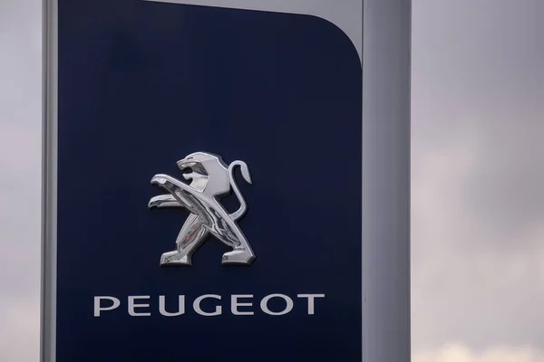 Riga Latvia Januari 2020 Peugeot Företagets Logotyp Nära Bilcentrum Peugeot — Stockfoto