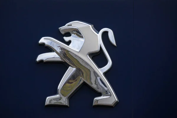 Riga Latvia Januari 2020 Peugeot Företagets Logotyp Nära Bilcentrum Peugeot — Stockfoto